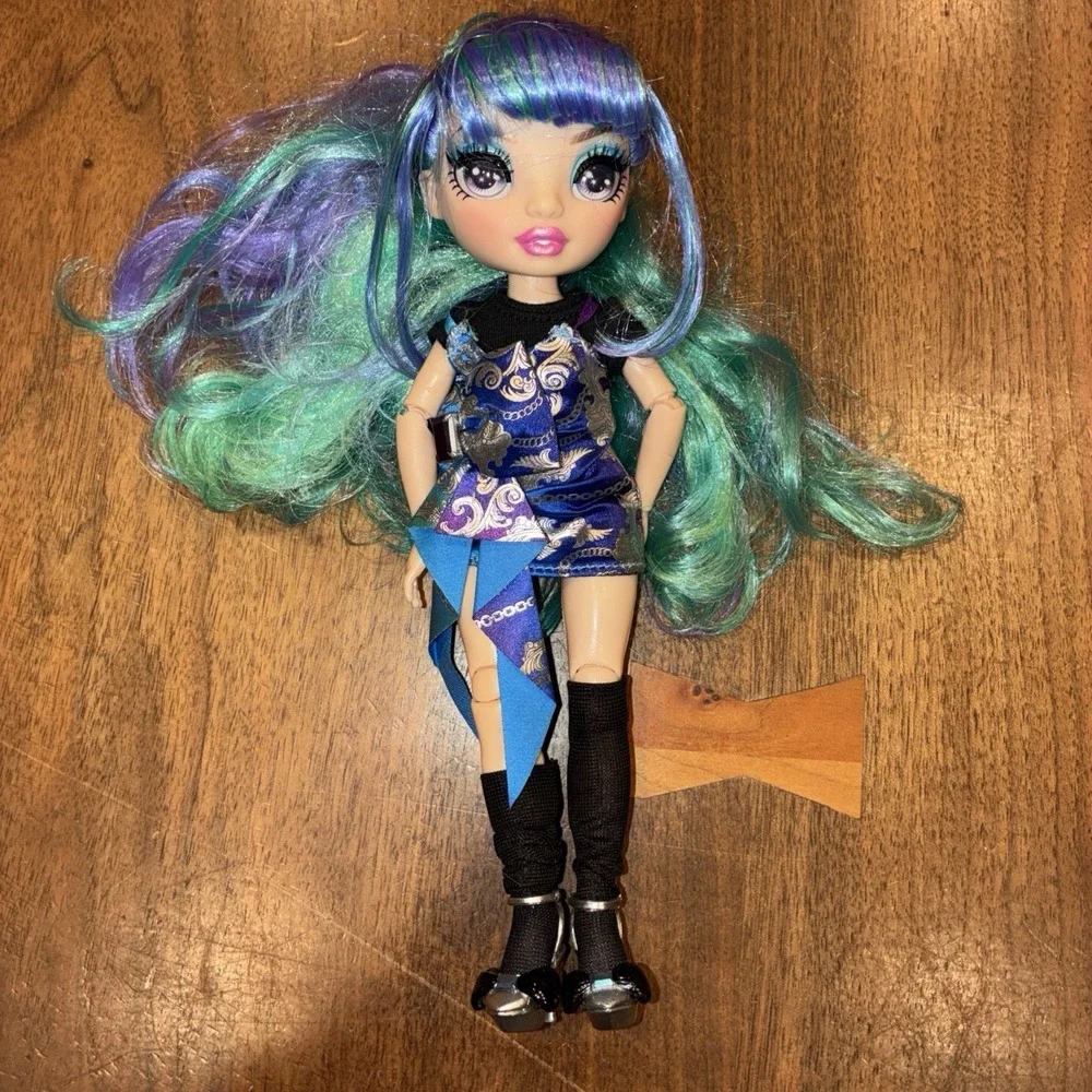 Rainbow High Junior High Holly De'Vious Doll Special Edition Collectible